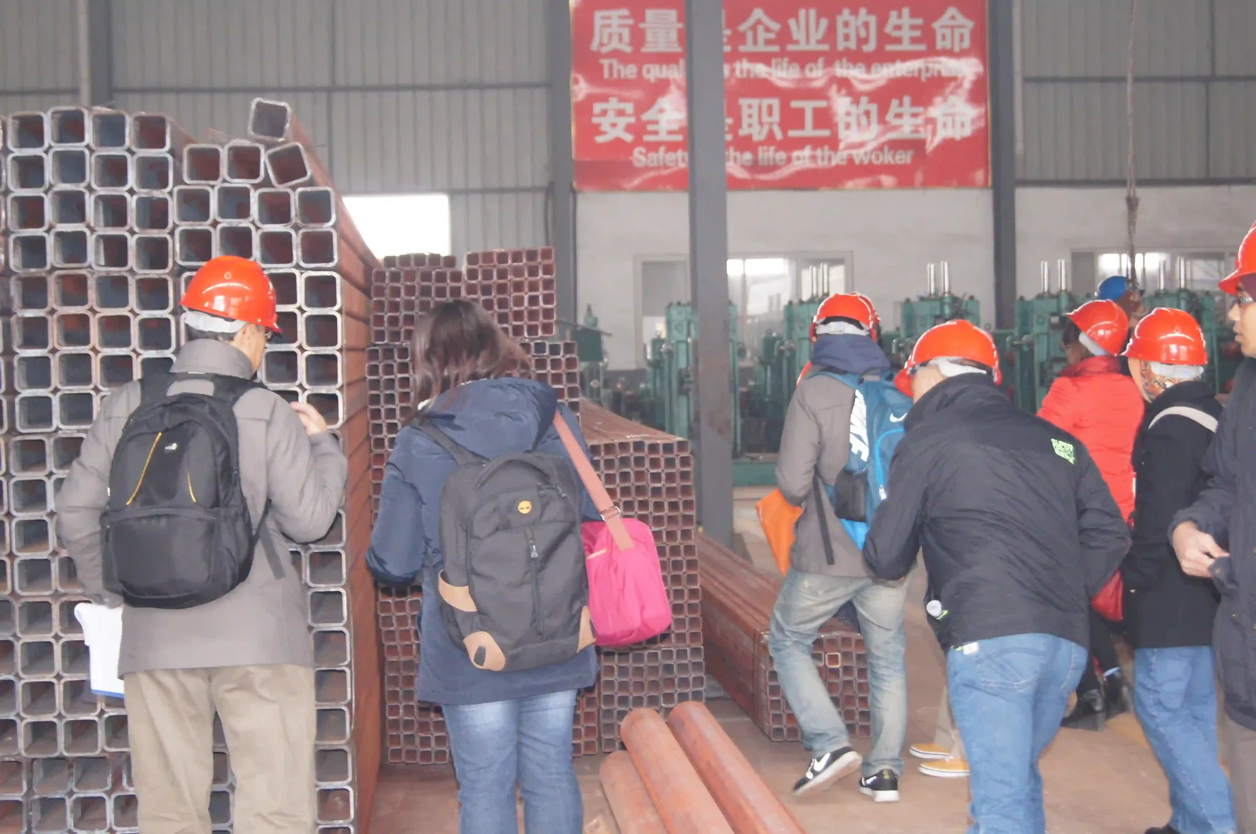 Overseas buyers walking through the Xin Jiyuan production workshop