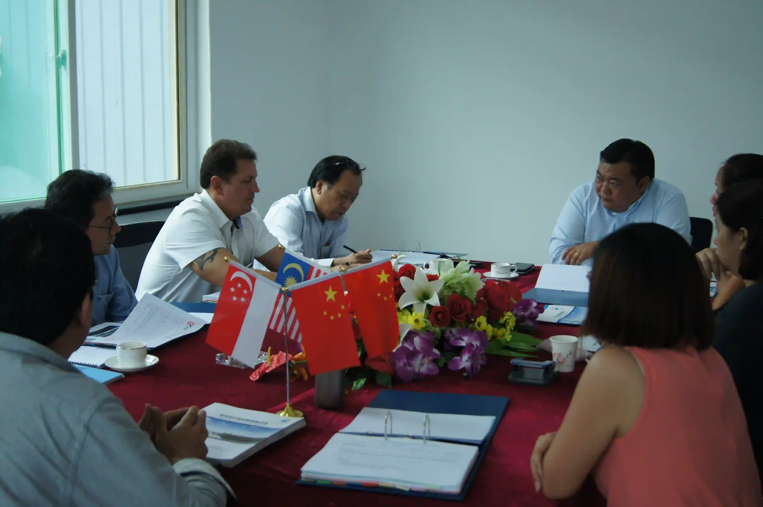 Group photo of overseas partners with the Xin Jiyuan export team at the factory