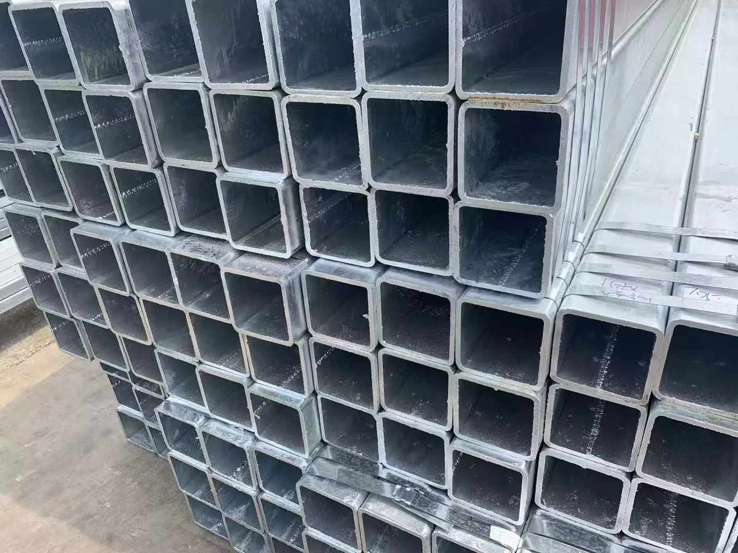 A500 Galvanized Square Steel Pipe 21.3-660mm Factory Direct Supplier
