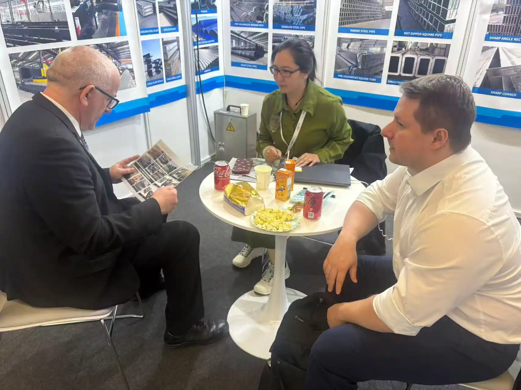 Xin Jiyuan team meeting international buyers at a steel industry exhibition