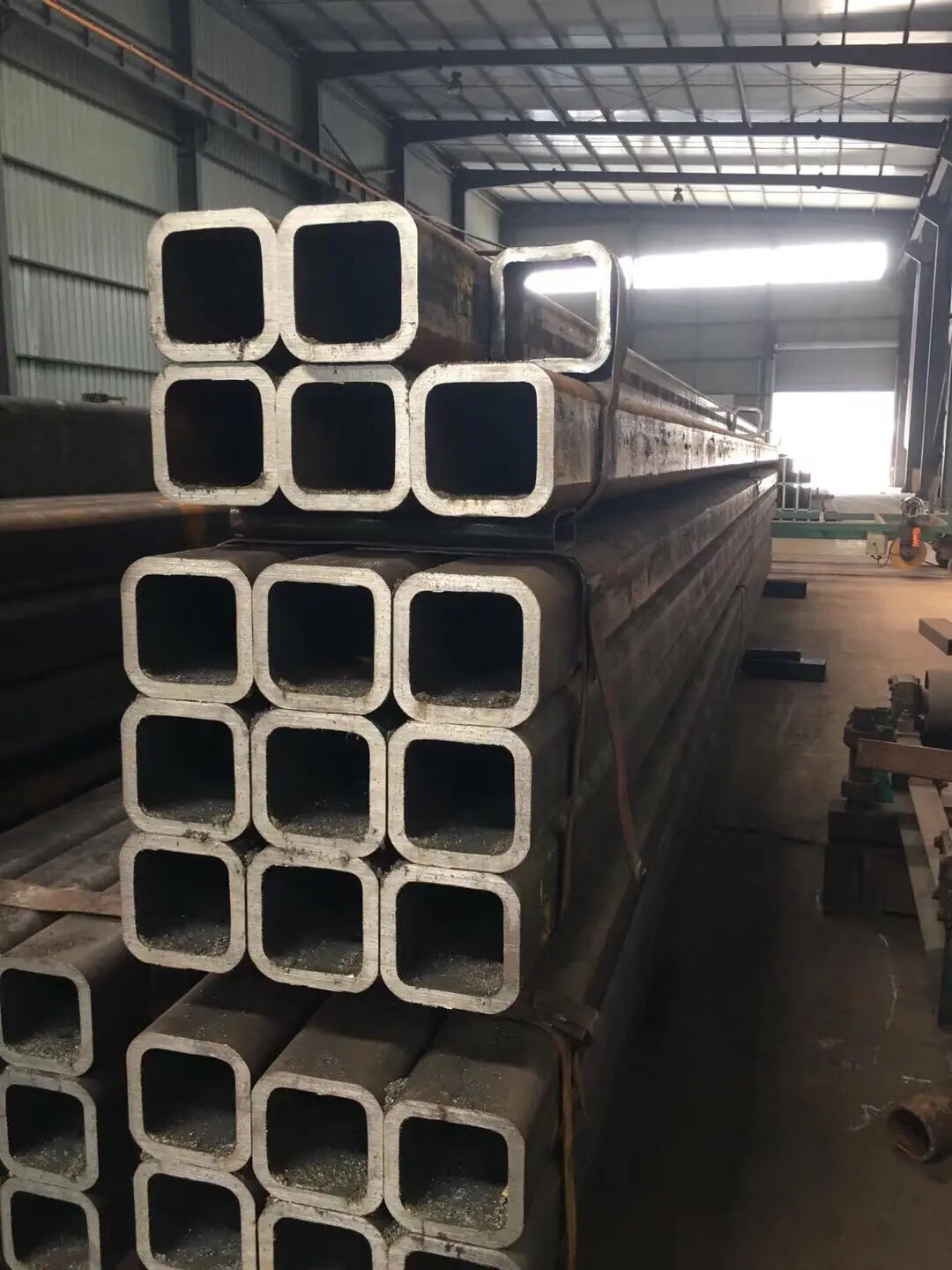Steel tube inventory stacked inside the Jinan warehouse yard